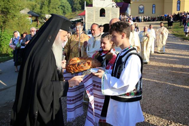 Mitropolitul Moldovei și Bucovinei a sfințit Biserica din Bucureni – Dămuc