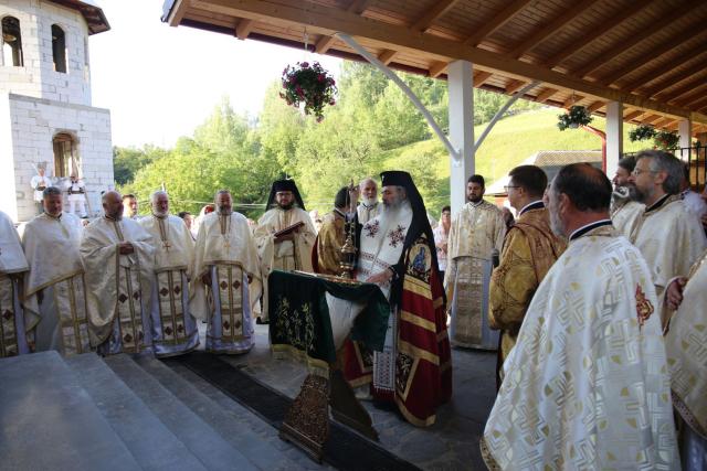 Mitropolitul Moldovei și Bucovinei a sfințit Biserica din Bucureni – Dămuc