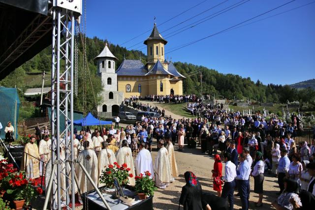 (Video) Biserica din Bucureni – Dămuc a fost târnosită de IPS Teofan