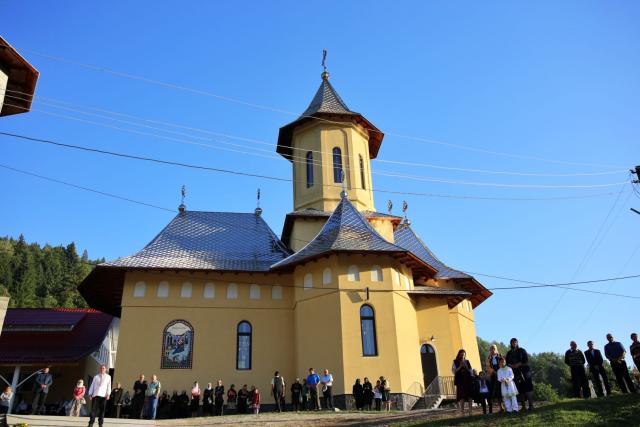Mitropolitul Moldovei și Bucovinei a sfințit Biserica din Bucureni – Dămuc