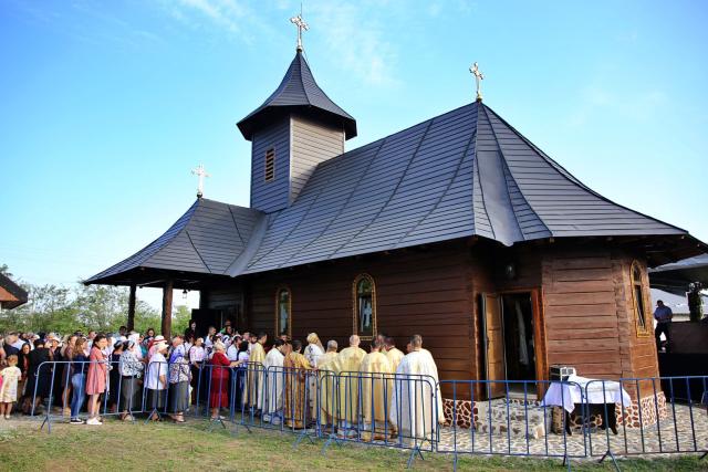 (Video) Biserica din satul botoșănean Broșteni a fost sfințită