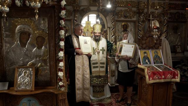 Peste 200 km la pas, „pe urmele sfinților nemțeni”: tinerii pelerini au participat la Sfânta Liturghie săvârșită de PS Părinte Nichifor Botoșăneanul