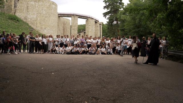 Peste 200 km la pas, „pe urmele sfinților nemțeni”: tinerii pelerini au participat la Sfânta Liturghie săvârșită de PS Părinte Nichifor Botoșăneanul