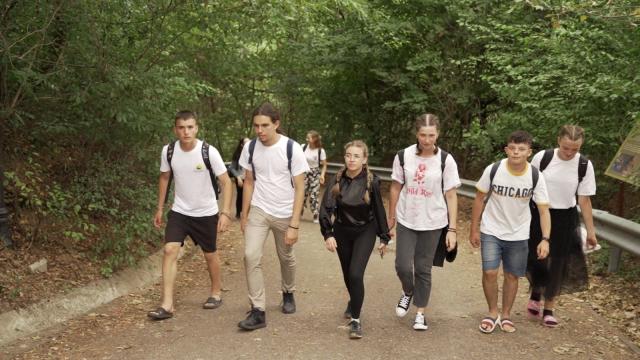 Peste 200 km la pas, „pe urmele sfinților nemțeni”: tinerii pelerini au participat la Sfânta Liturghie săvârșită de PS Părinte Nichifor Botoșăneanul