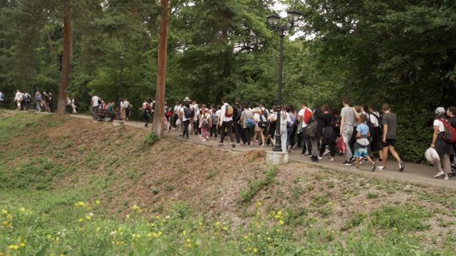 Peste 200 km la pas, „pe urmele sfinților nemțeni”: tinerii pelerini au participat la Sfânta Liturghie săvârșită de PS Părinte Nichifor Botoșăneanul