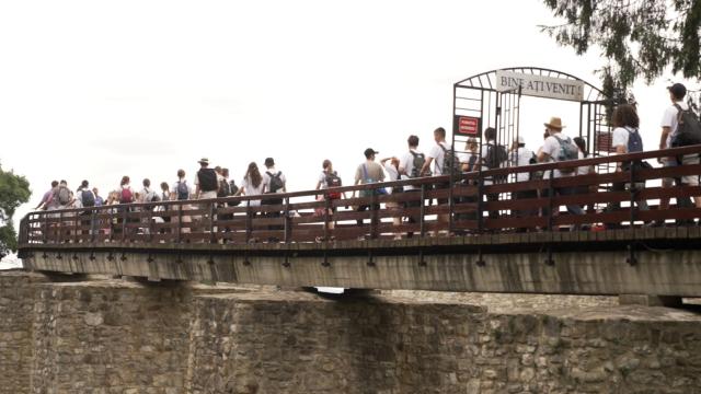 Peste 200 km la pas, „pe urmele sfinților nemțeni”: tinerii pelerini au participat la Sfânta Liturghie săvârșită de PS Părinte Nichifor Botoșăneanul