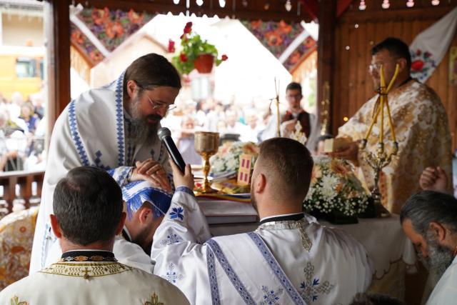 PS Macarie, în satul natal: „Maica Domnului ne acoperă cu acoperământul ei cel luminos și tămăduitor”