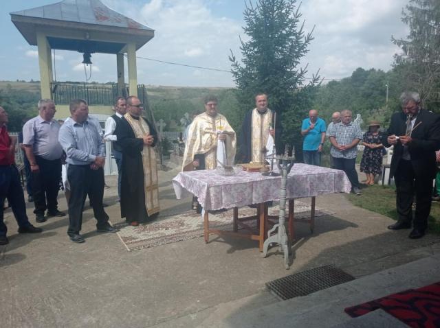 Monument închinat eroilor în Parohia Fântânele, Protoieria Sascut