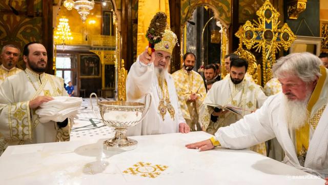 Patriarhul României a resfințit Biserica Domniţa Bălaşa din Bucureşti. Parohul a primit „Crucea Patriarhală”