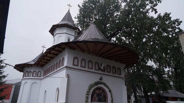 Botoșani: Doi mitropoliți au sfințit pictura bisericii din incinta Spitalului de pediatrie