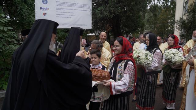 Botoșani: Doi mitropoliți au sfințit pictura bisericii din incinta Spitalului de pediatrie