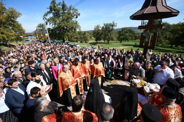 Mii de pelerini au parcurs „Drumul Crucii” la Mănăstirea Hadâmbu