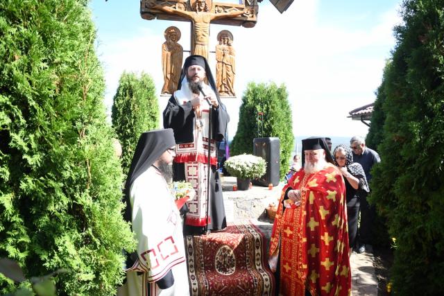 Mii de pelerini au parcurs „Drumul Crucii” la Mănăstirea Hadâmbu