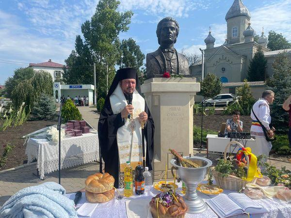 Bustul poetului Mihai Eminescu din Opaci, sfințit de PS Veniamin
