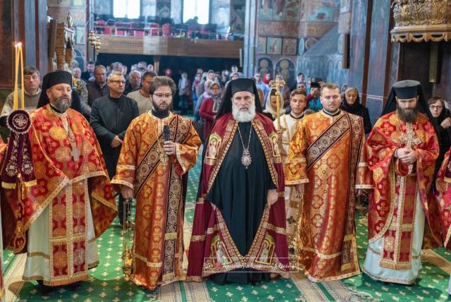 Sărbătoarea Înălțării Sfintei Cruci, la Catedrala din Roman