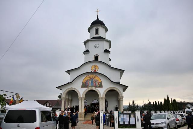 Slujbă de binecuvântare la Parohia Podoleni din județul Neamț