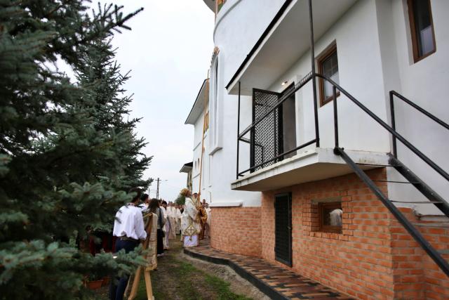 Slujbă de binecuvântare la Parohia Podoleni din județul Neamț