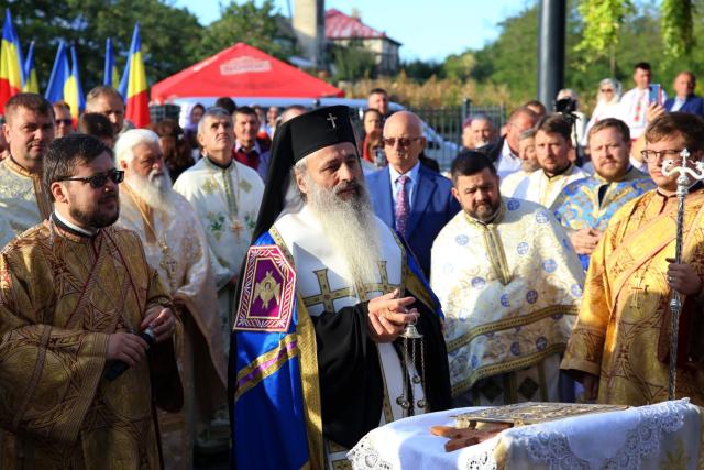 Biserica din Dobârceni a primit haină nouă, luminoasă: „Sfânta Cruce, Taina Răstignirii și Învierii Domnului Hristos”