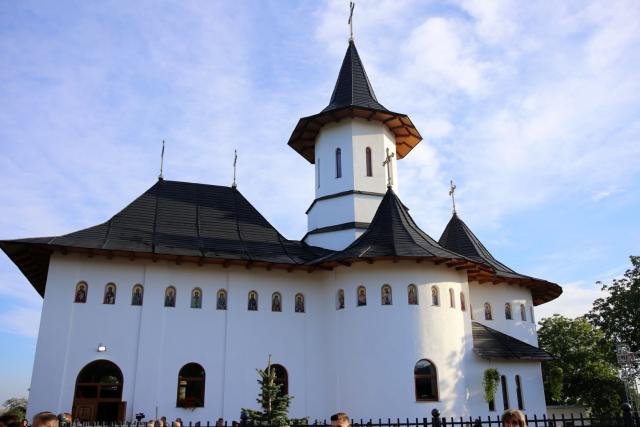 Biserica din Dobârceni a primit haină nouă, luminoasă: „Sfânta Cruce, Taina Răstignirii și Învierii Domnului Hristos”