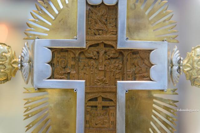 cruce sculptată din lemn îmbrăcată în metal
