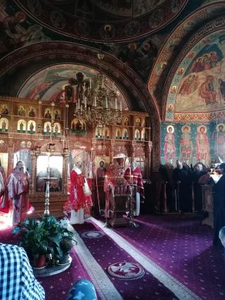 Hram în „Poiana lui Ioan”, de Înălțarea Sfintei Cruci. PS Nichifor: „Crucea este mărturia biruinței, prin credință, a morții și a suferinței”