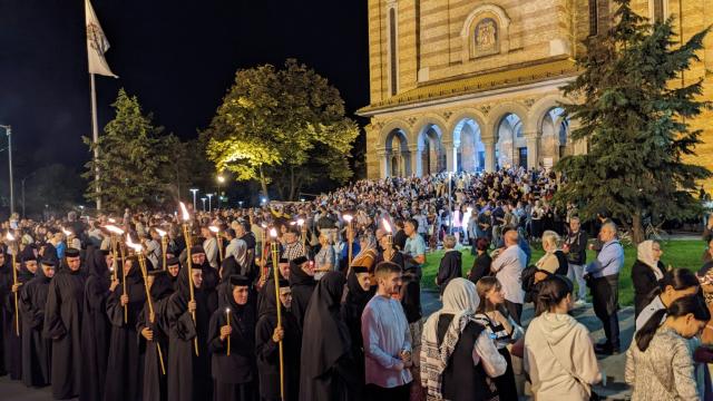 Mii de credincioși au participat la procesiunea cu cinstitele moaște ale Sfântului Iosif cel Nou de la Partoș