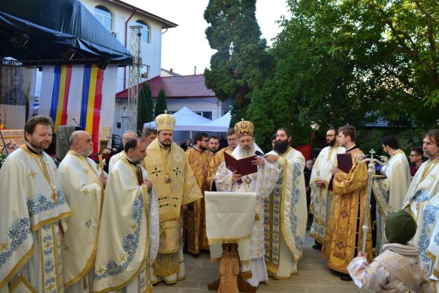 Doi ierarhi au dăruit Bisericii „Vovidenia” din centrul Iașului „veșmânt nou și luminos”