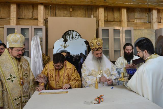 Doi ierarhi au dăruit Bisericii „Vovidenia” din centrul Iașului „veșmânt nou și luminos”