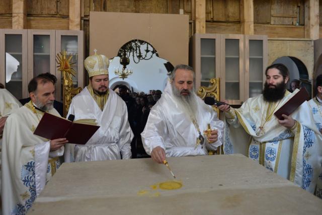 Doi ierarhi au dăruit Bisericii „Vovidenia” din centrul Iașului „veșmânt nou și luminos”