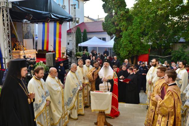Doi ierarhi au dăruit Bisericii „Vovidenia” din centrul Iașului „veșmânt nou și luminos”