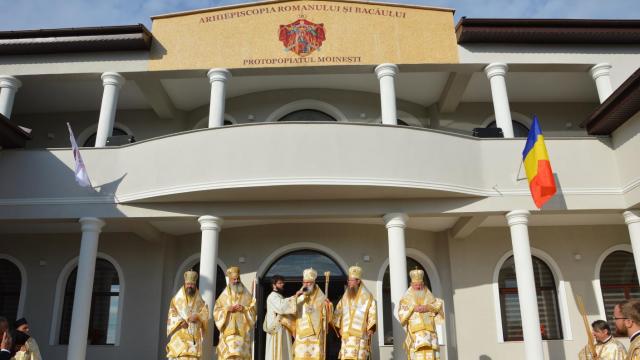 Cinci ierarhi au sfințit noul sediu administrativ al Protoieriei Moinești