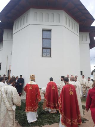 Biserica din Cut-Dumbrava Roșie a fost sfințită de PS Nichifor Botoșăneanul
