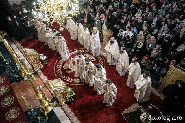 Preasfințitul Nichifor Botoșăneanul, către pelerinii Sfintei Parascheva: „Ne atingem de sfintele moaște ca să înviem sufletele noastre din mormântul necredinței”