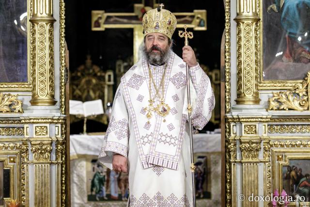 Preasfințitul Nichifor Botoșăneanul, către pelerinii Sfintei Parascheva: „Ne atingem de sfintele moaște ca să înviem sufletele noastre din mormântul necredinței”