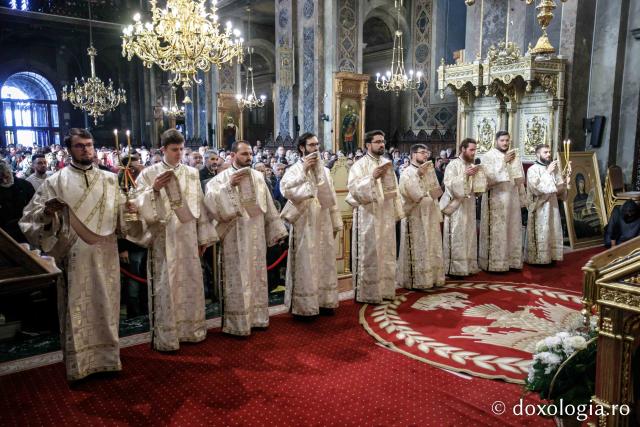 Preasfințitul Nichifor Botoșăneanul, către pelerinii Sfintei Parascheva: „Ne atingem de sfintele moaște ca să înviem sufletele noastre din mormântul necredinței”