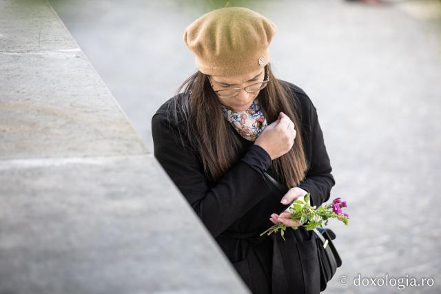 (Foto) Pelerini la rând – pași către întâlnirea cu Sfinții Parascheva și Paisie