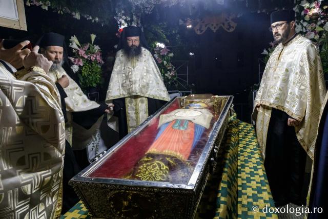(Foto) Moaștele Sfintei Parascheva au fost așezate în Catedrala Mitropolitană din Iași – 2022