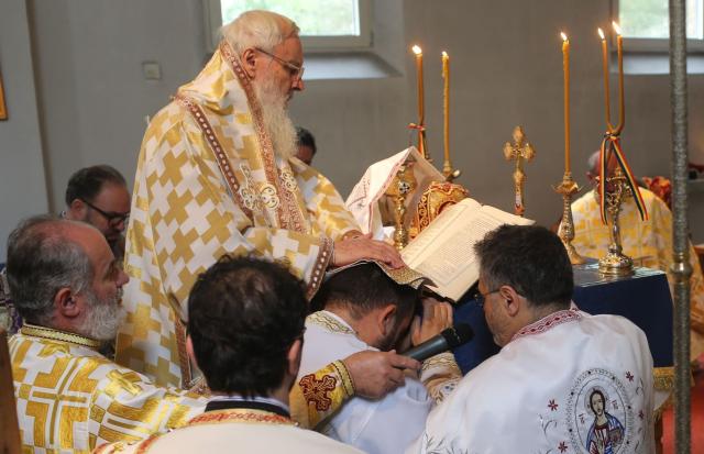 Hram și hirotonie întru preot la München. IPS Părinte Mitropolit Serafim a slujit în Parohia „Nașterea Domnului” și „Sfânta Parascheva”