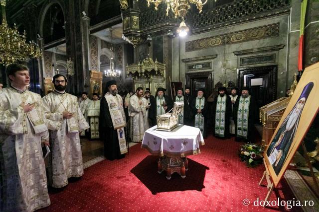 Moaștele Sfântului Cuvios Paisie Velicicovschi au ajuns la Iași