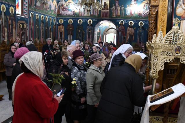 Un fragment din moaștele Sfântului Iacob Putneanul, dăruit Mănăstirii Piatra Sfântă din Iași