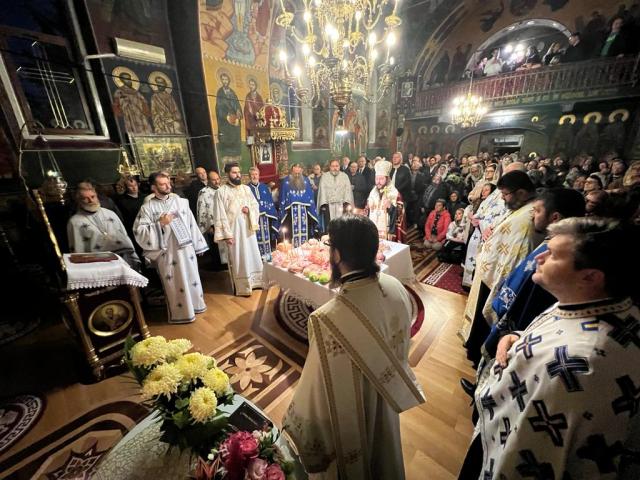 Slujire arhierească la Biserica „Sfânta Parascheva” din Iaşi: „Dumnezeu nu-Și ține sfințenia doar pentru El”