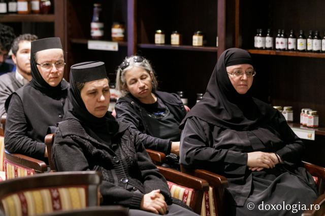 Hram 	2022: Prezentare de carte şi miniconcert dedicat Sfintei Cuvioase Parascheva, la Librăria Doxologia