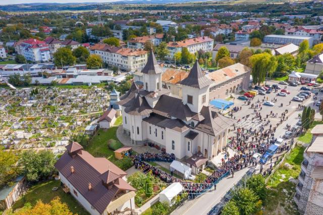 Trei ierarhi au sfinţit biserica Parohiei Lucăcești, Protopopiatul Moinești