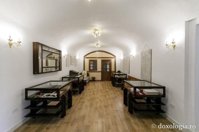 (Foto) Obiecte ale Sfântului Paisie Velicicovschi, expuse în noul muzeu al Mănăstirii Neamț