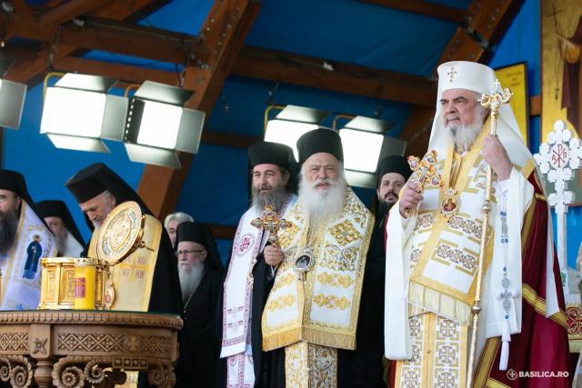 Moaștele Sfântului Grigorie Palama au ajuns pe Colina Bucuriei: Ne cheamă la împreună-lucrare cu Dumnezeu, spune Patriarhul Daniel