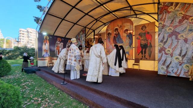 Sfânta Liturghie de duminică, săvârșită pe scena din curtea Catedralei Mitropolitane din Iași