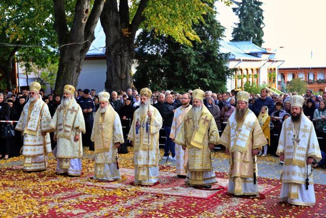 Cea mai mare mănăstire de maici din România a îmbrăcat veșmântul resfințirii. Șapte ierarhi au slujit în „tinda Raiului” de la Văratec