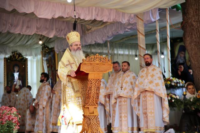 Cea mai mare mănăstire de maici din România a îmbrăcat veșmântul resfințirii. Șapte ierarhi au slujit în „tinda Raiului” de la Văratec