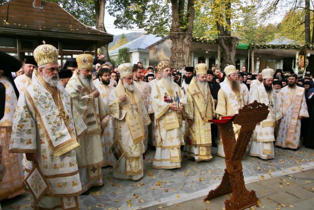 Cea mai mare mănăstire de maici din România a îmbrăcat veșmântul resfințirii. Șapte ierarhi au slujit în „tinda Raiului” de la Văratec