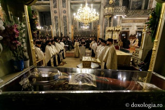 (Foto) Procesiunea scoaterii spre închinare a moaștelor Sfintei Cuvioase Parascheva și ale Sfântului Paisie de la Neamț – 2022